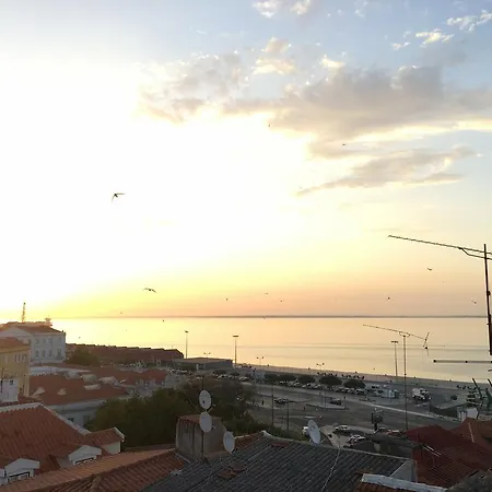 Typical River View Cosy And Lägenhet Lisboa